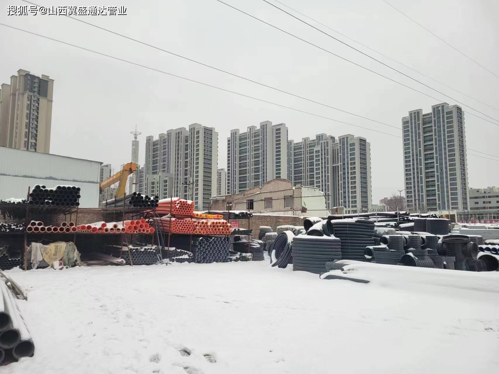 米乐M6官方网站山西太原pe管货场雪后美景位于太原东社高速口放眼望去一片皑皑。(图1)